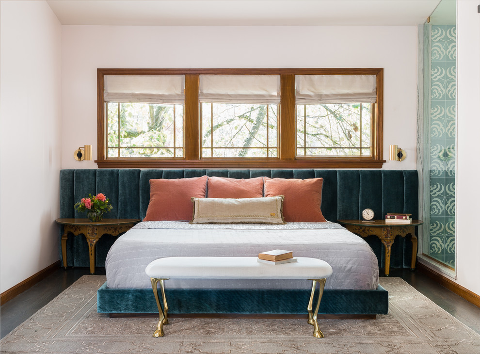 Стильный дизайн: хозяйская спальня в стиле неоклассика (современная классика) с розовыми стенами и темным паркетным полом без камина - последний тренд