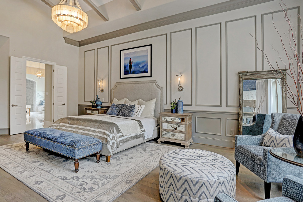 Идея дизайна: большая хозяйская спальня в стиле неоклассика (современная классика) с серыми стенами, паркетным полом среднего тона, коричневым полом, сводчатым потолком и панелями на стенах без камина