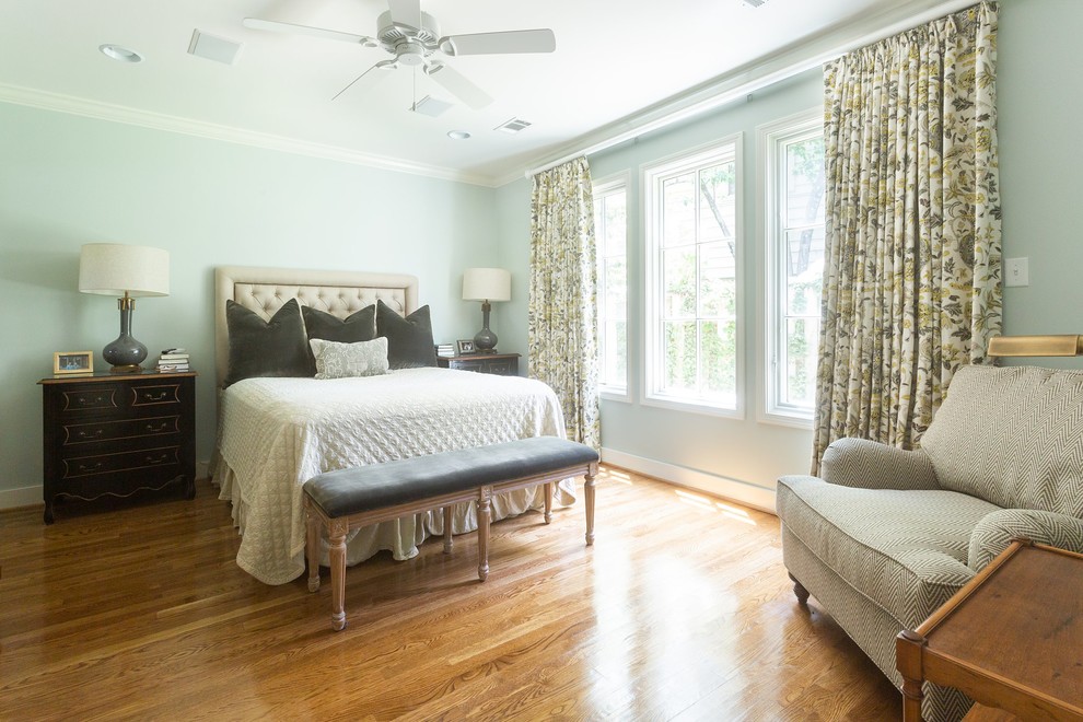 リトルロックにある中くらいなトラディショナルスタイルのおしゃれな主寝室 (緑の壁、無垢フローリング、暖炉なし、茶色い床)
