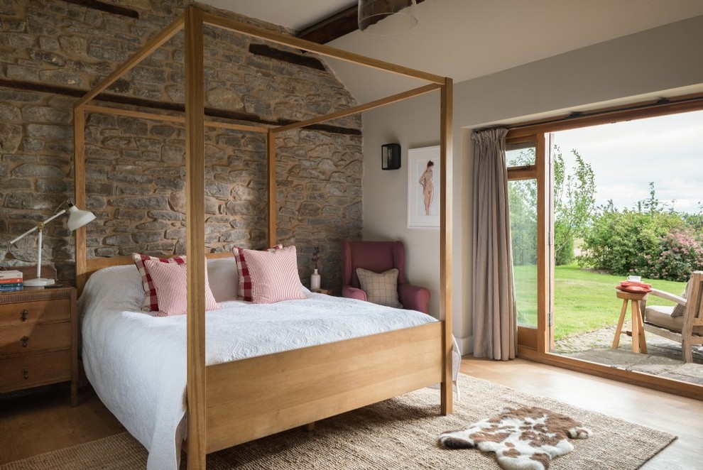 Mittelgroßes Landhausstil Hauptschlafzimmer mit grauer Wandfarbe, hellem Holzboden und beigem Boden in Sonstige