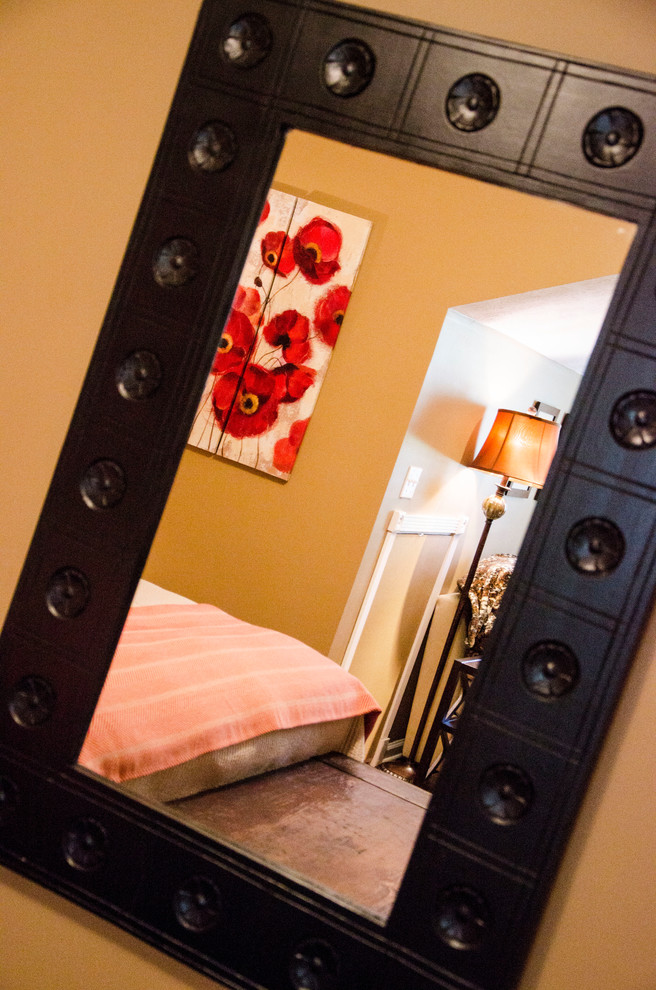 Foto di una camera da letto design di medie dimensioni con pareti marroni e pavimento in legno massello medio