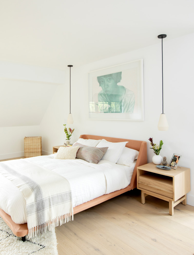 Источник вдохновения для домашнего уюта: хозяйская спальня среднего размера в современном стиле с белыми стенами и бежевым полом