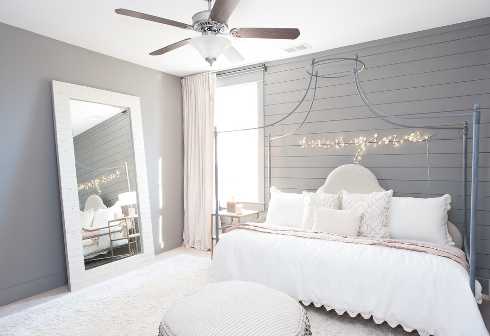 Idee per una camera da letto classica con pareti grigie, moquette e pavimento beige