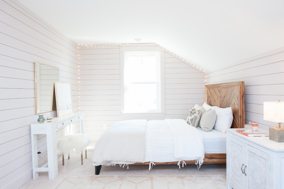 Foto på ett lantligt sovrum, med vita väggar, heltäckningsmatta och beiget golv