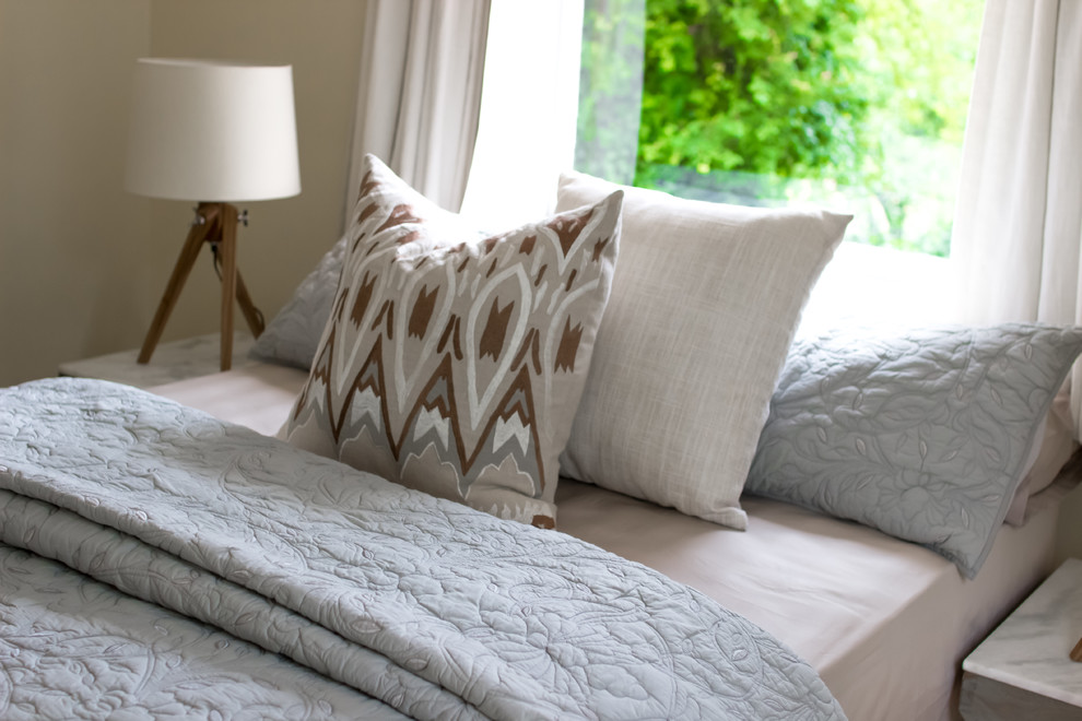 Modelo de habitación de invitados de estilo de casa de campo de tamaño medio con paredes blancas, moqueta y suelo beige