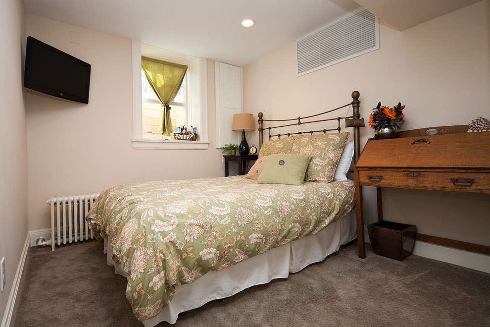 Idee per una camera degli ospiti chic di medie dimensioni con pareti beige e moquette
