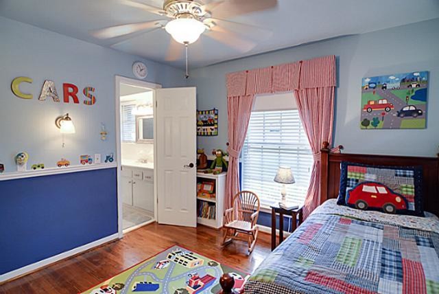 ダラスにある中くらいなコンテンポラリースタイルのおしゃれな寝室 (青い壁、無垢フローリング)