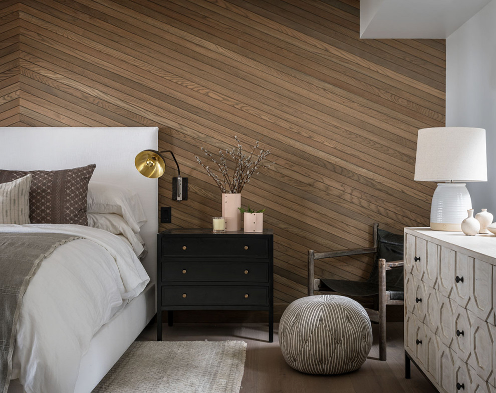 Landhausstil Schlafzimmer mit brauner Wandfarbe, braunem Holzboden, braunem Boden und Holzdielenwänden in Seattle