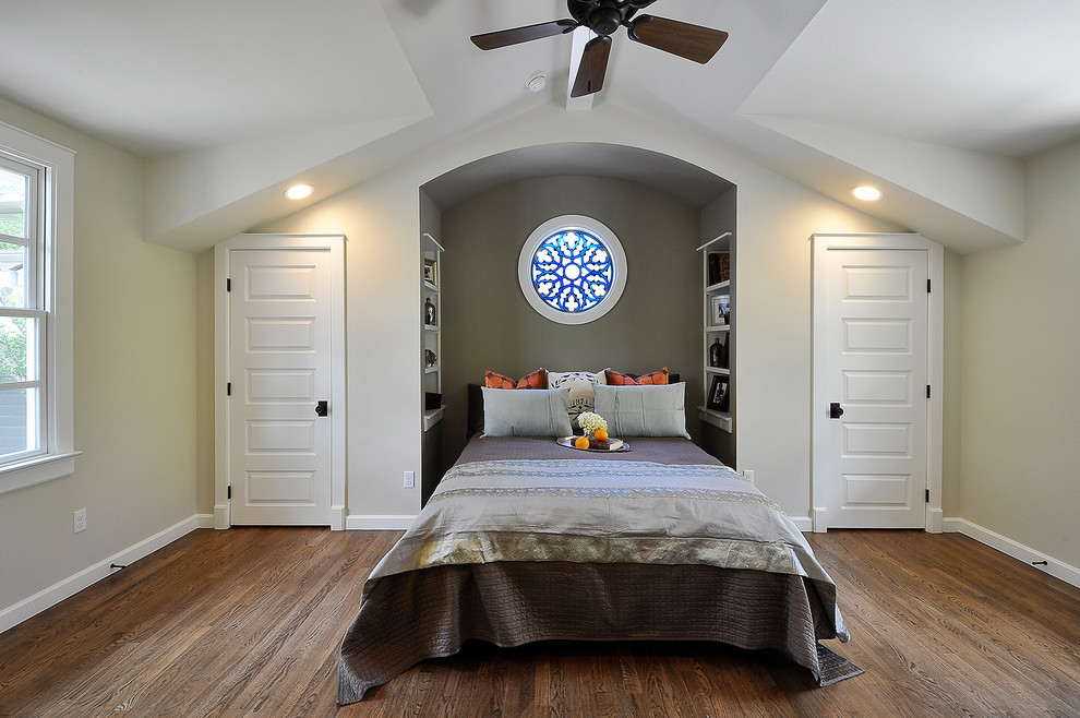 Стильный дизайн: спальня в классическом стиле с серыми стенами, темным паркетным полом и кроватью в нише - последний тренд