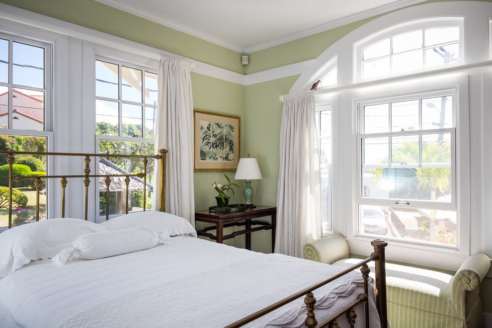 Ispirazione per una camera degli ospiti tradizionale di medie dimensioni con pareti verdi