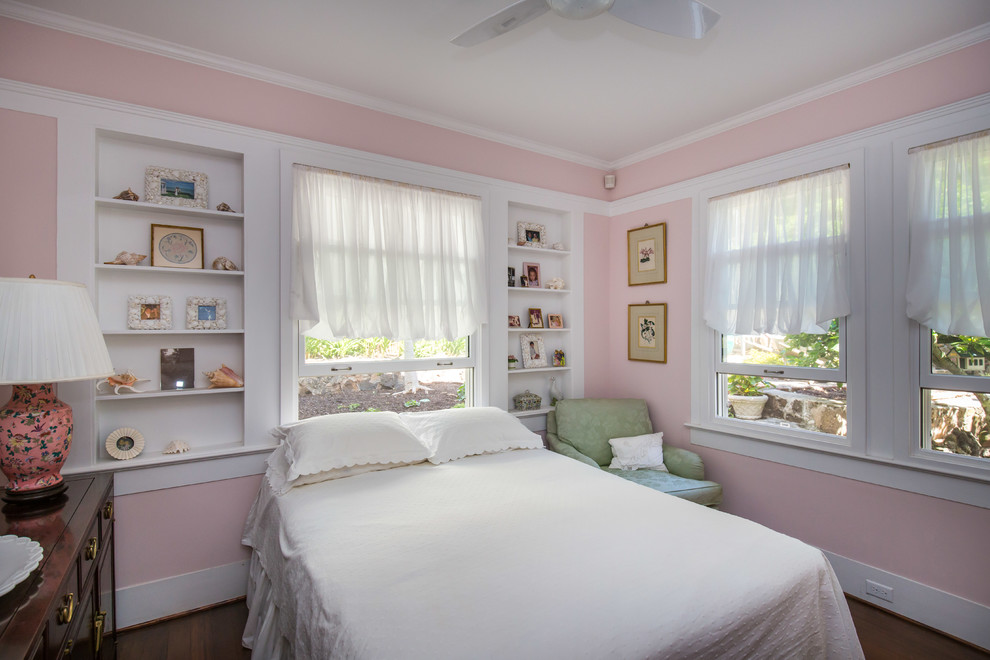 Idee per una camera degli ospiti chic di medie dimensioni con pareti rosa e parquet scuro