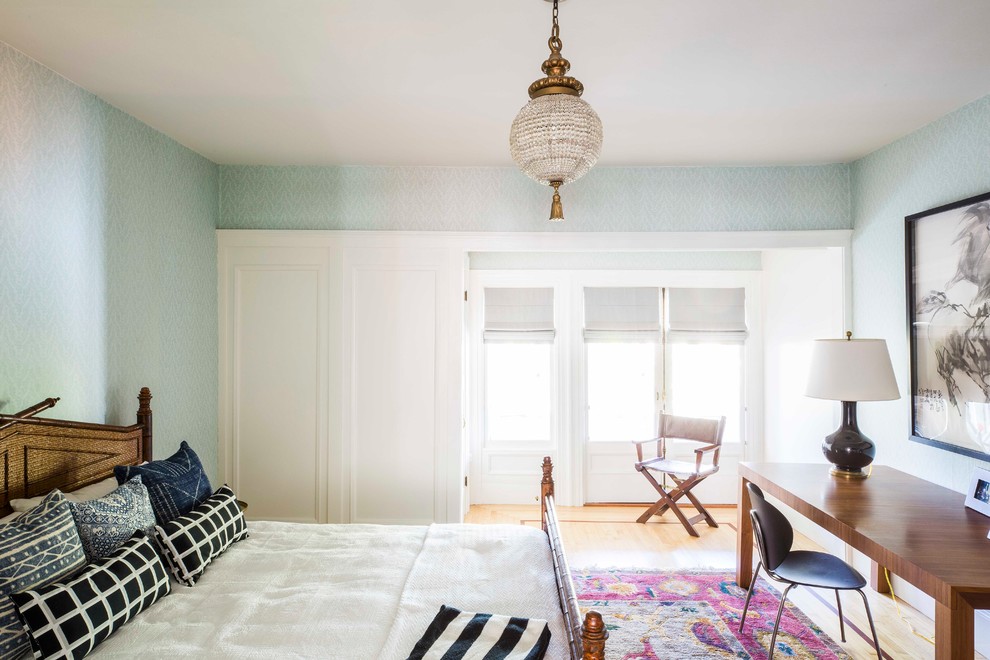 Источник вдохновения для домашнего уюта: гостевая спальня (комната для гостей) в стиле неоклассика (современная классика) с синими стенами и светлым паркетным полом