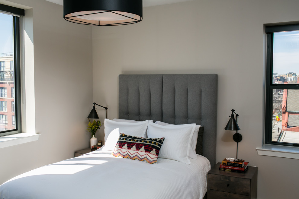 Imagen de dormitorio principal contemporáneo pequeño con paredes grises y suelo de madera clara