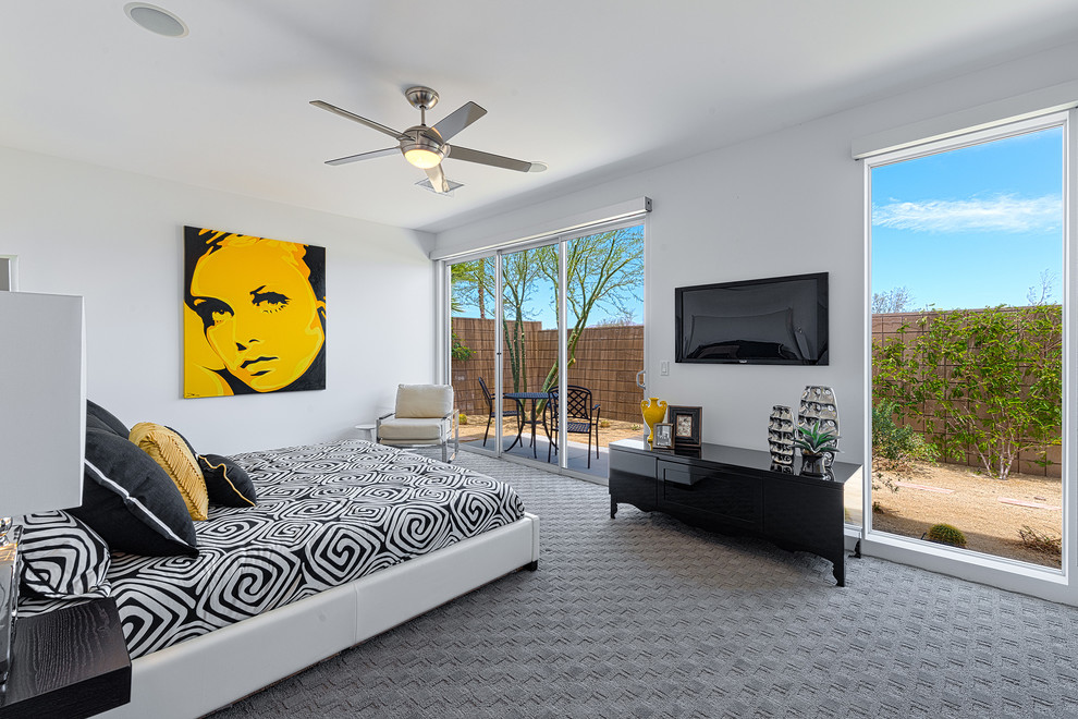 Imagen de dormitorio principal minimalista de tamaño medio con paredes blancas y moqueta