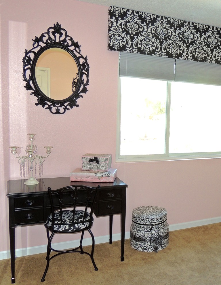 Immagine di una piccola camera degli ospiti tradizionale con pareti rosa e moquette