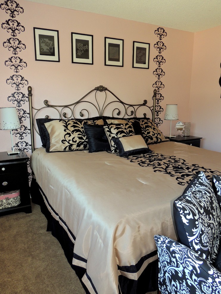 Пример оригинального дизайна: маленькая гостевая спальня (комната для гостей) в стиле неоклассика (современная классика) с розовыми стенами и ковровым покрытием без камина для на участке и в саду