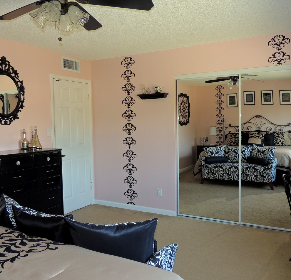 Foto de habitación de invitados clásica renovada pequeña sin chimenea con paredes rosas y moqueta