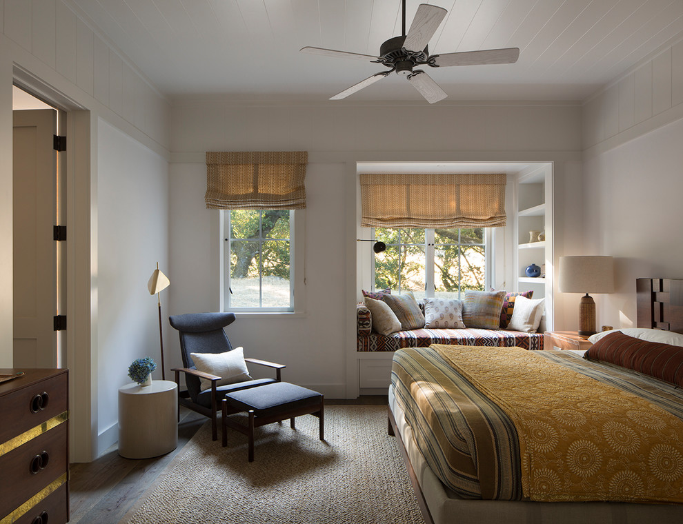 Imagen de dormitorio de estilo de casa de campo con paredes blancas, suelo de madera en tonos medios y suelo marrón