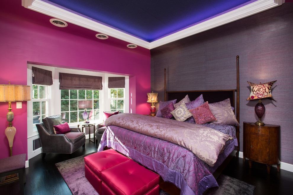 Идея дизайна: гостевая спальня среднего размера, (комната для гостей) в современном стиле с розовыми стенами, темным паркетным полом и коричневым полом без камина