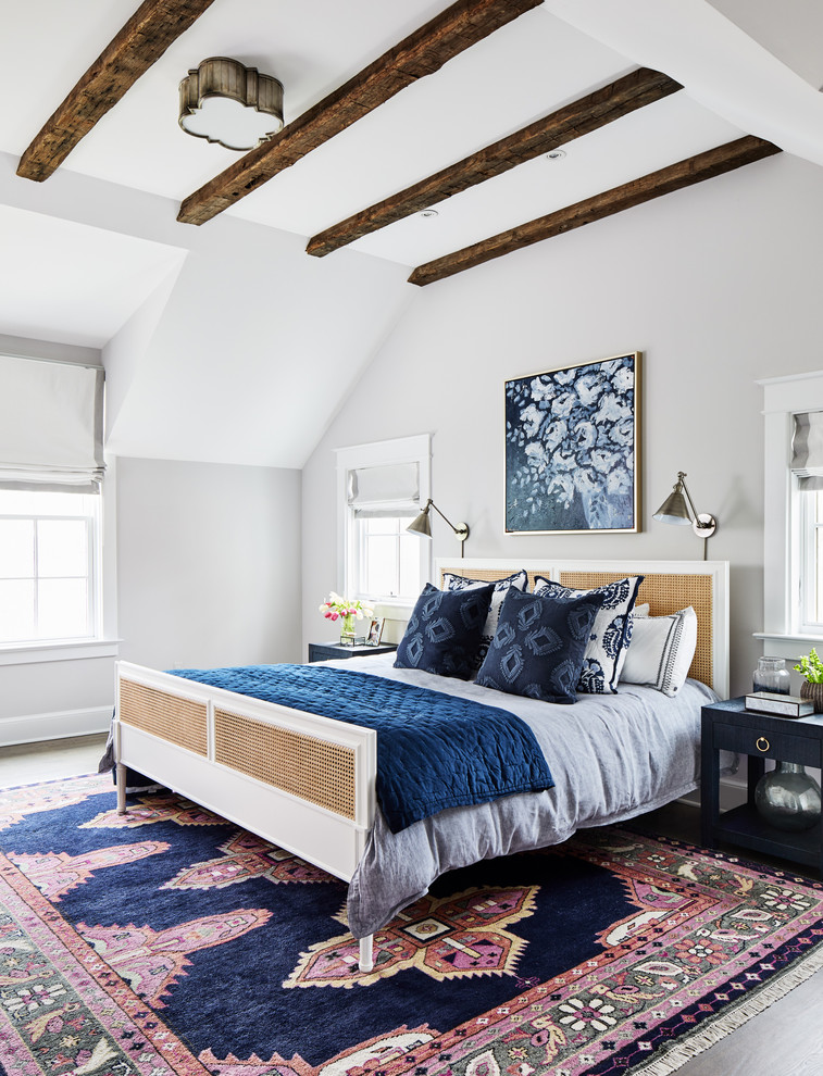 ワシントンD.C.にあるトランジショナルスタイルのおしゃれな寝室 (グレーの壁、濃色無垢フローリング、茶色い床、グレーとブラウン) のレイアウト