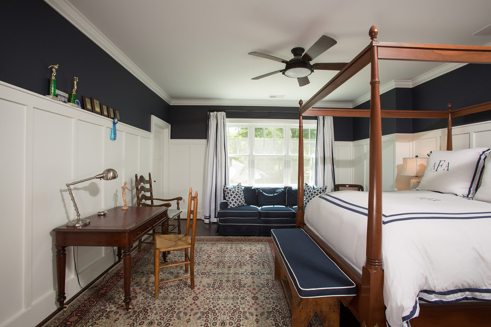 Diseño de dormitorio principal clásico de tamaño medio con paredes azules, suelo de madera oscura, suelo marrón y con escritorio