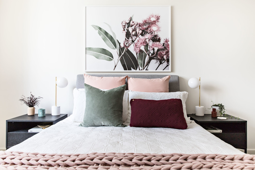 Kleines Skandinavisches Schlafzimmer mit weißer Wandfarbe in Sydney