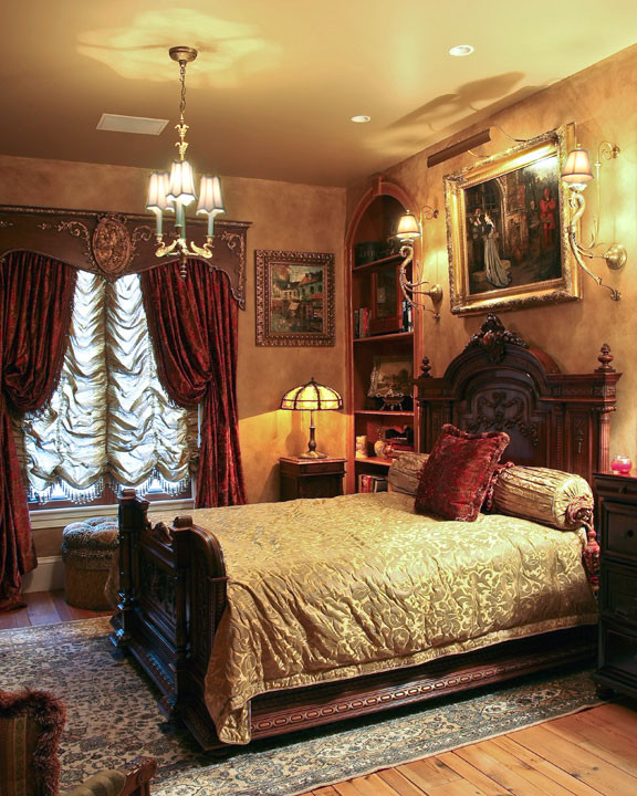 Imagen de habitación de invitados tradicional grande sin chimenea con paredes beige y suelo de madera en tonos medios