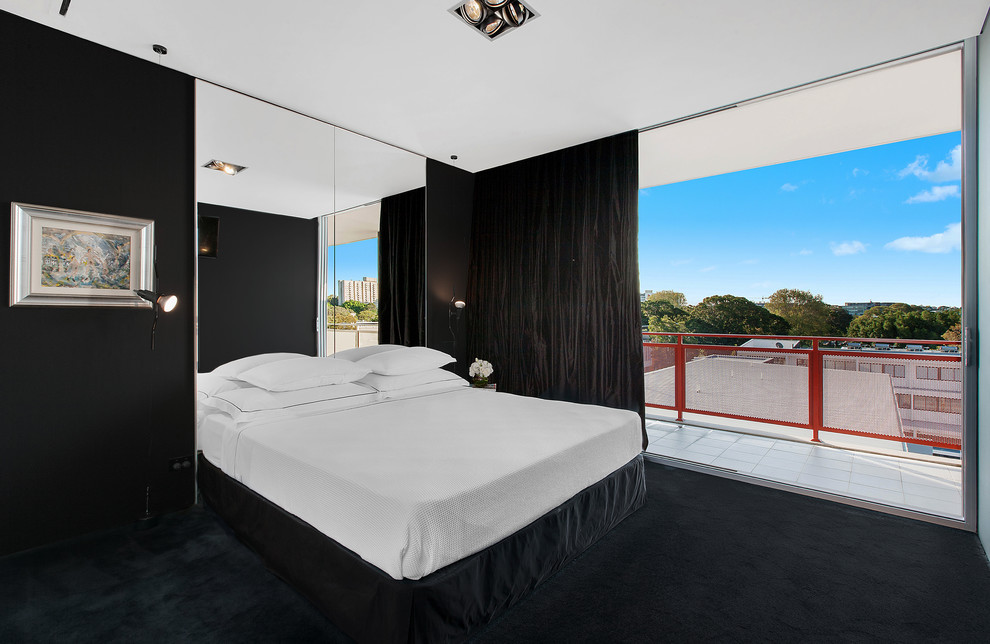 Mittelgroßes Modernes Hauptschlafzimmer ohne Kamin mit schwarzer Wandfarbe, Teppichboden und schwarzem Boden in Sydney