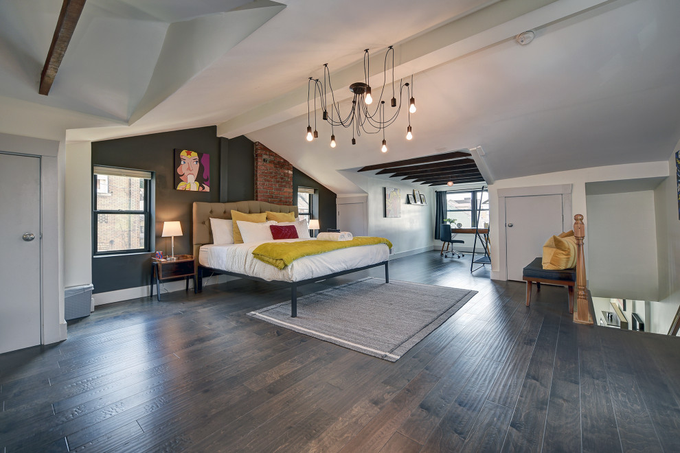 Diseño de dormitorio principal contemporáneo grande sin chimenea con paredes blancas, suelo de madera oscura y suelo marrón