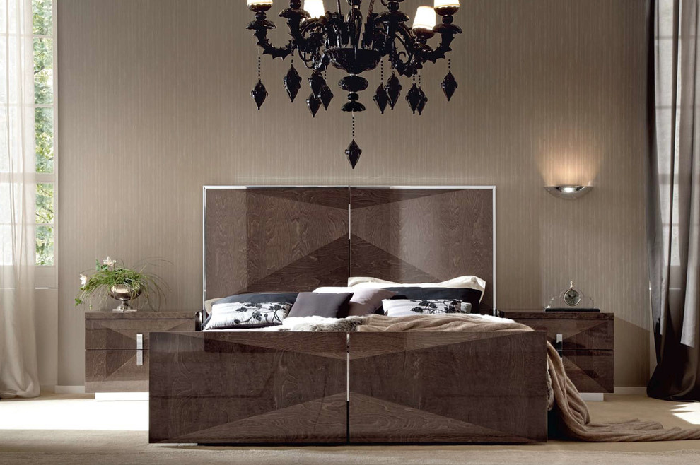 Inredning av ett modernt sovrum, med beige väggar och heltäckningsmatta