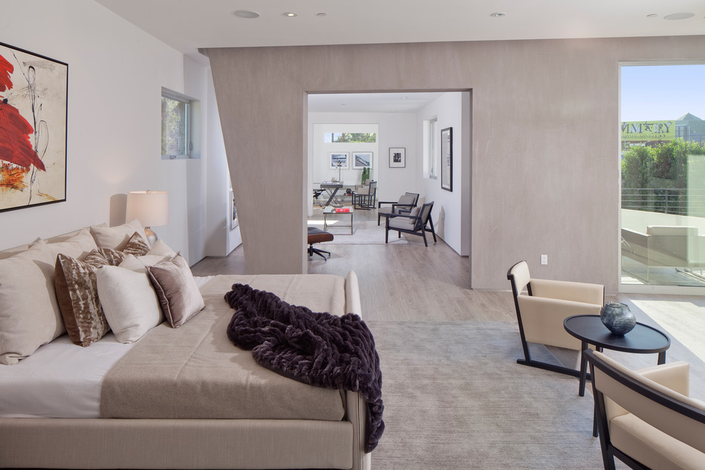 ロサンゼルスにある広いコンテンポラリースタイルのおしゃれな主寝室 (白い壁、磁器タイルの床)