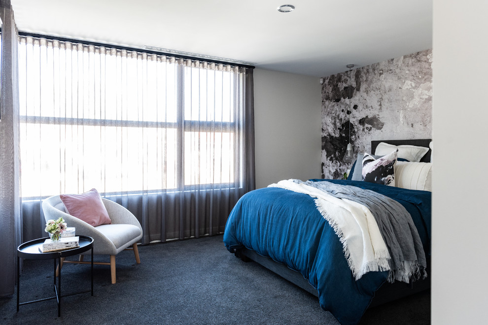 パースにあるコンテンポラリースタイルのおしゃれな寝室 (グレーの壁、カーペット敷き、青い床) のレイアウト