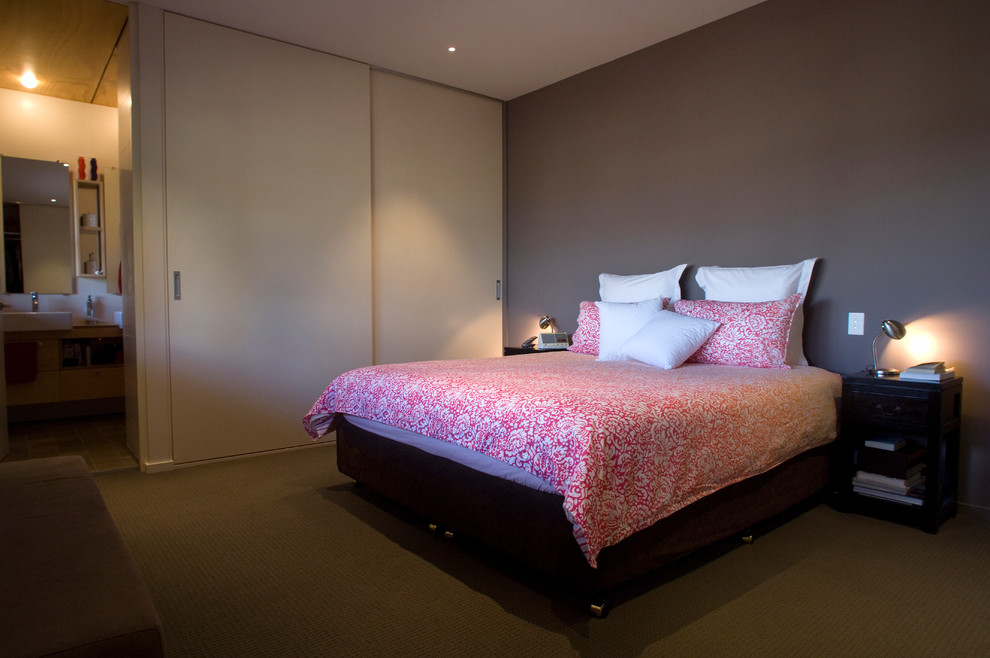Modelo de dormitorio principal contemporáneo de tamaño medio sin chimenea con paredes blancas y moqueta