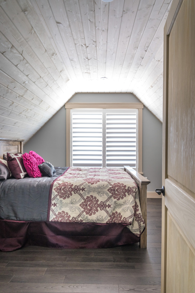 Mittelgroßes Rustikales Schlafzimmer mit grauer Wandfarbe, braunem Holzboden und braunem Boden in Sonstige