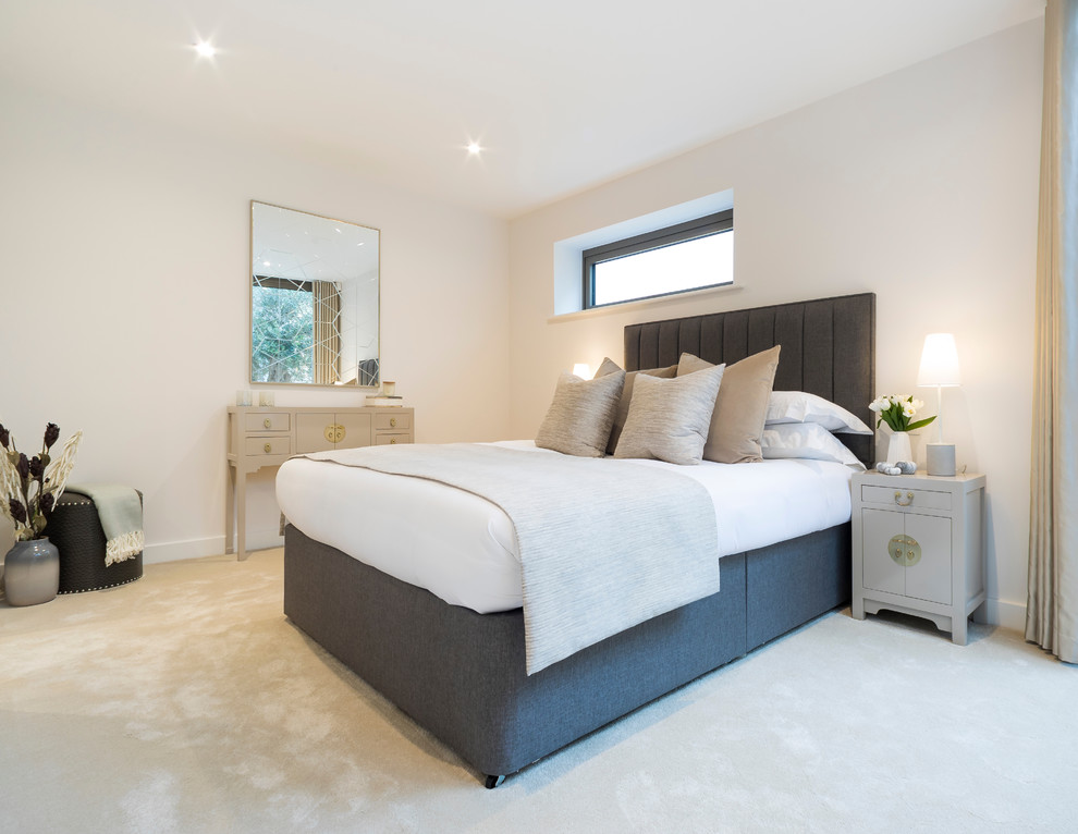 Foto de dormitorio tradicional renovado con paredes blancas, moqueta y suelo beige