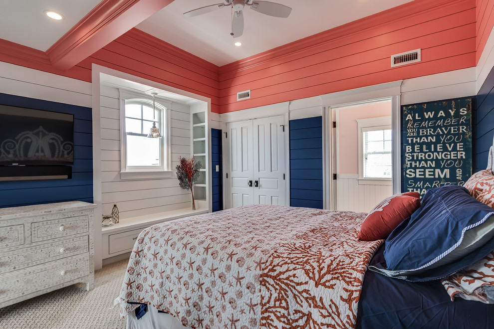 Стильный дизайн: гостевая спальня среднего размера, (комната для гостей) в морском стиле с синими стенами и ковровым покрытием - последний тренд