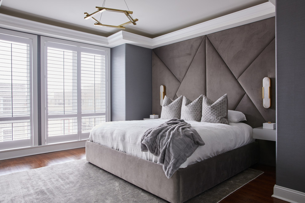 Diseño de dormitorio contemporáneo con paredes grises, suelo de madera oscura y suelo marrón