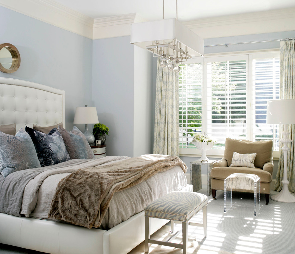Esempio di una camera da letto tradizionale con moquette e pareti blu