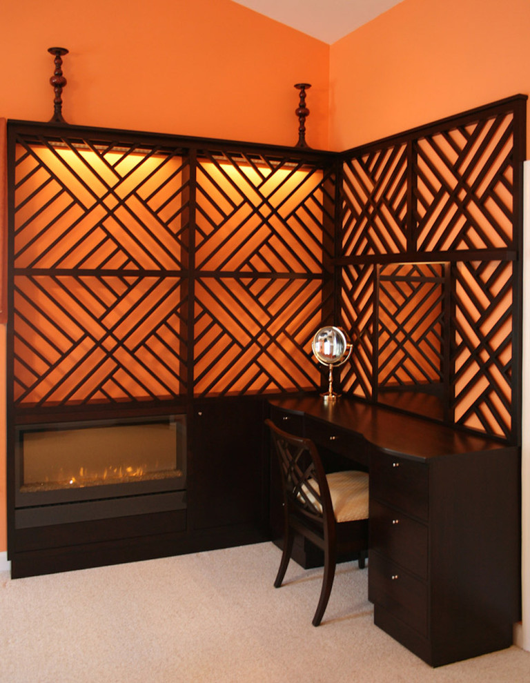 Esempio di una camera degli ospiti boho chic di medie dimensioni con pareti arancioni, moquette, camino lineare Ribbon, cornice del camino in legno e pavimento grigio