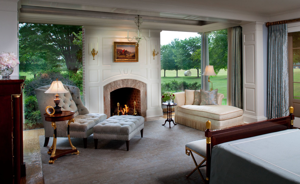 リッチモンドにある広いトラディショナルスタイルのおしゃれな主寝室 (標準型暖炉、白い壁、淡色無垢フローリング、タイルの暖炉まわり、ベージュの床、青いカーテン)