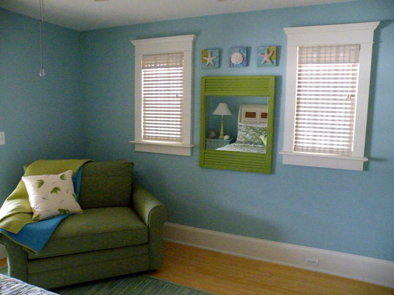 Idee per una camera da letto stile marinaro con pareti blu, parquet chiaro e nessun camino