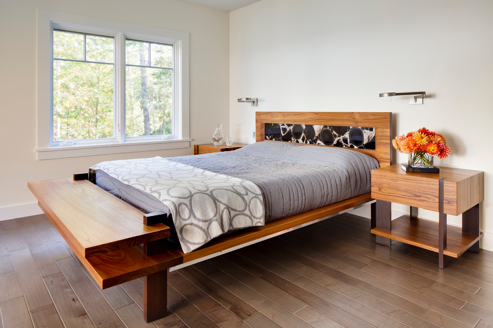 Foto de habitación de invitados actual de tamaño medio sin chimenea con paredes beige y suelo de madera oscura