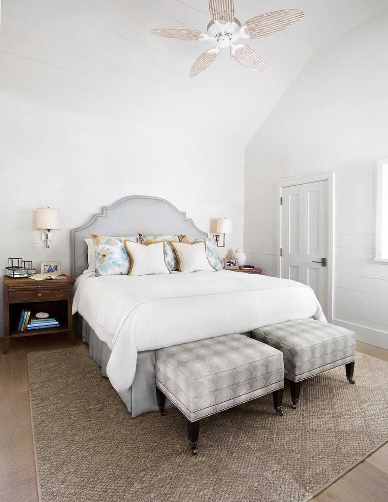 На фото: большая хозяйская спальня в морском стиле с белыми стенами и светлым паркетным полом