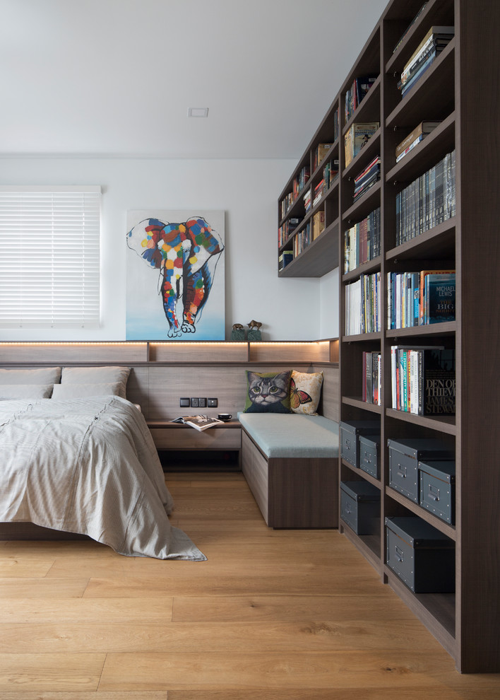 Источник вдохновения для домашнего уюта: спальня в современном стиле с белыми стенами, паркетным полом среднего тона и коричневым полом