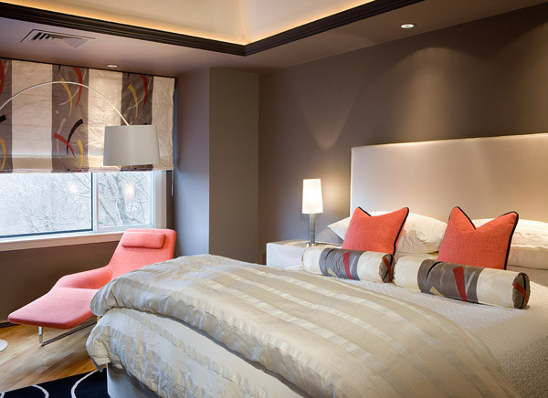 Ejemplo de dormitorio principal actual de tamaño medio sin chimenea con paredes grises y suelo de madera clara