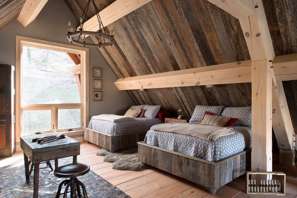 Стильный дизайн: спальня среднего размера на мансарде в стиле рустика с паркетным полом среднего тона, серыми стенами и коричневым полом - последний тренд