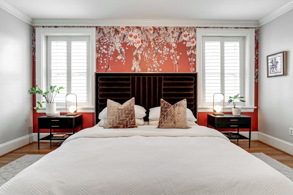 Стильный дизайн: гостевая спальня (комната для гостей) в стиле неоклассика (современная классика) с серыми стенами, паркетным полом среднего тона, коричневым полом и обоями на стенах без камина - последний тренд
