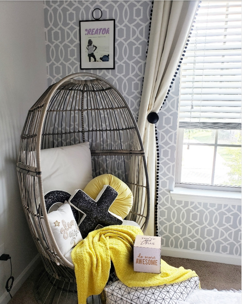 На фото: маленькая спальня в стиле неоклассика (современная классика) с белыми стенами, ковровым покрытием, желтым полом и обоями на стенах для на участке и в саду с
