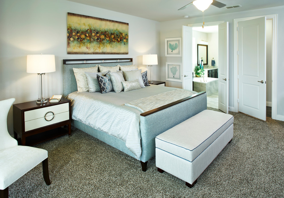 Modelo de dormitorio principal clásico renovado de tamaño medio sin chimenea con paredes azules, moqueta y suelo gris