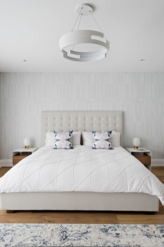 Свежая идея для дизайна: хозяйская спальня среднего размера в стиле модернизм с серыми стенами и светлым паркетным полом без камина - отличное фото интерьера